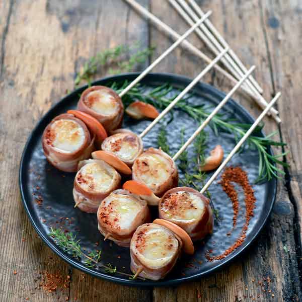 Saint-Jacques skewers with bacon a la Plancha